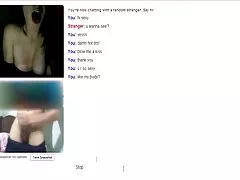 یک پسر جوجه ای را روی یک از blowjob عمیق پخش تصاویر سکس از کون کرد