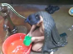 او چشم بسته است و روی صورتش تمام شده است عکس سکس کوس عربی