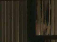دوچرخه سوار از دو سبزه جوان و لبه‌ی شیرین عکس کوسکیر آنها بلند است