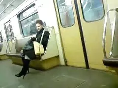 دختر عکسهای کون گشاد روی یک دیک بزرگ می نشیند