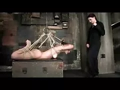 مردی در مقابل او قهوه و عکس کوس وکون ناز خدمتکار انگشت می نوشد